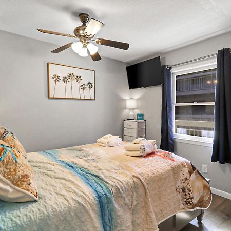 The Breakers #220 Beach Condo, Beautiful Ocean View At Coligny Beach, 4 N Forest Beach Drive Hilton Head, Walk To All Shops Restaurants, Renovated Jan 2024, Vacation Rental Hhi Llc Гілтон-Гед-Айленд Екстер'єр фото