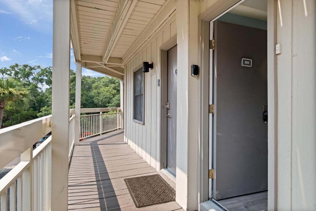 The Breakers #220 Beach Condo, Beautiful Ocean View At Coligny Beach, 4 N Forest Beach Drive Hilton Head, Walk To All Shops Restaurants, Renovated Jan 2024, Vacation Rental Hhi Llc Гілтон-Гед-Айленд Екстер'єр фото